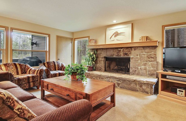 The Ridge at Sunriver - Condo #25 - Access provided to onsite seasonal swimming pool & tennis facilities, year-round hot tub plus 4 bikes