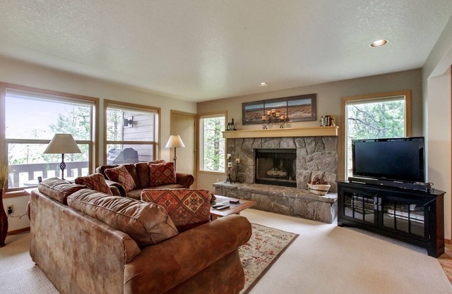 The Ridge at Sunriver - Condo #1 - Access provided to onsite seasonal swimming pool & tennis facilities, year-round hot tub plus 4 bikes