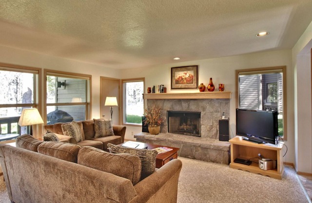 The Ridge at Sunriver - Condo #29 - Access provided to onsite seasonal swimming pool & tennis facilities, year-round hot tub plus 4 bikes