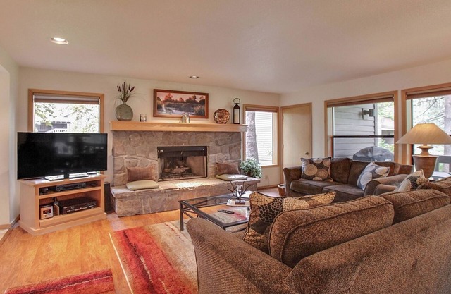 The Ridge at Sunriver - Condo #33 - Access provided to onsite seasonal swimming pool & tennis facilities, year-round hot tub plus 4 bikes
