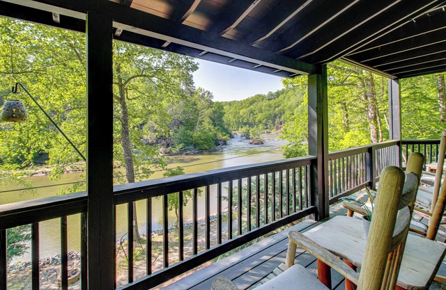 'The River Rest' Ellijay Cabin w/Hot Tub!