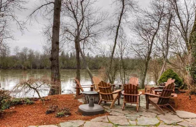 The River Retreat- 4 Bedroom Home on The Willamette River in Salem Oregon