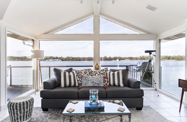 The River's Edge Oasis.Relax & unwind.Casual luxury close to downtown Lville