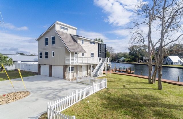 The RiverHouse at Old Homosassa - Waterfront Getaway with Huge Decks & Docking