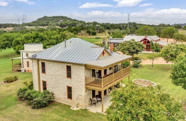 The Rock House Hideaway Minutes from Main St. on 20acres