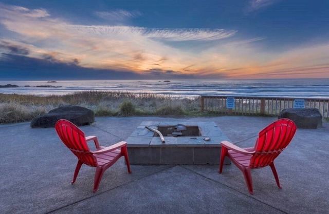 The Rock, Sleeps 12, WiFi, Oceanfront, Hot Tub, Theater Room, Private Beach Access, BBQ