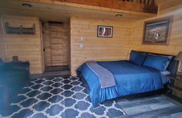 The Rocky Mountain Mountain Cabin: Charming 2-bedroom cabin in Apple Valley