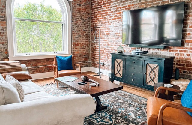The Rooftop Nest - Downtown, Pet Friendly, Laundry, Natural Light
