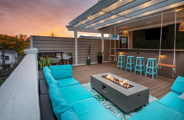 The RoofTop Skybar @ Lake Avenue Mansion
