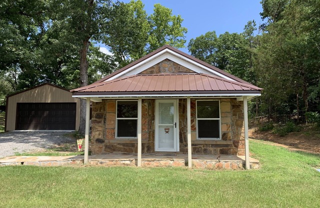 The Rose Creek Cottage, at base of Petit Jean Mountain sleeps 4