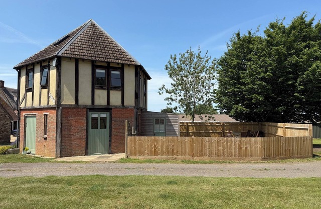 THE ROUND HOUSE, family friendly, with a garden in Chacombe