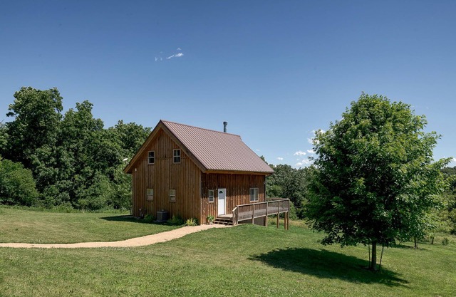 The Rustic Retreat: Elegant cabin with WiFi & AC in an enchanting location!