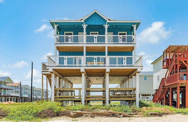The Sandcastle - Beachfront Home - Family Friendly
