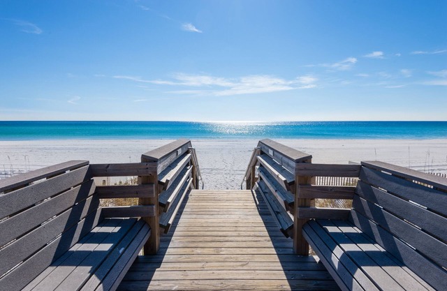 The Sea Breeze Cottage! - FREE Beach Serv. In Season Mar - Oct!