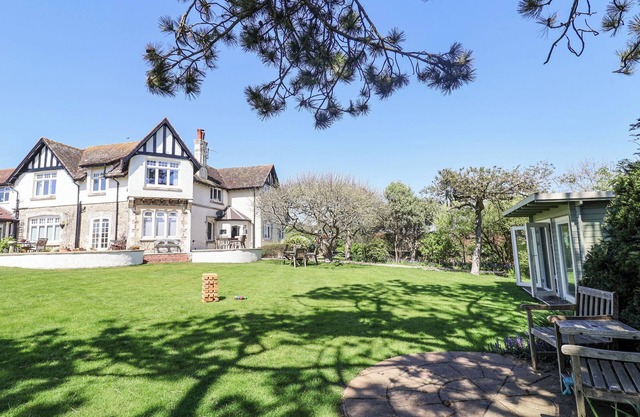 THE SEASIDE INN, pet friendly, character holiday cottage in Beer