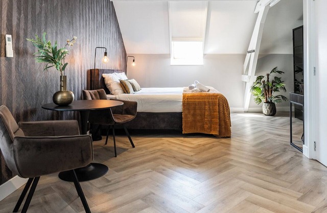 The second-floor suite provides a comfortable retreat with fast and stable WiFi, etc