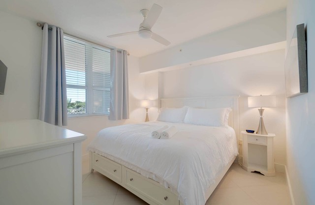 The Serenity by the Sea Suite - Casa Costa 316S, 1BD w/2 Murphy beds, Beach, Shops