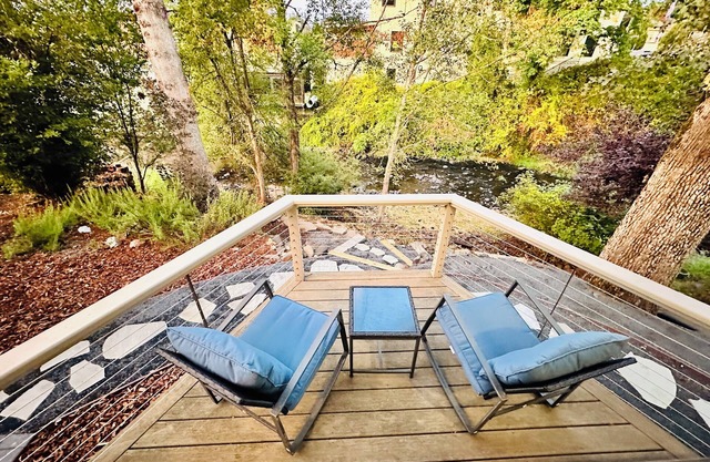 The Shamrock Creekside Cottage- ONE BLOCK FROM DOWNTOWN & on the CREEK!