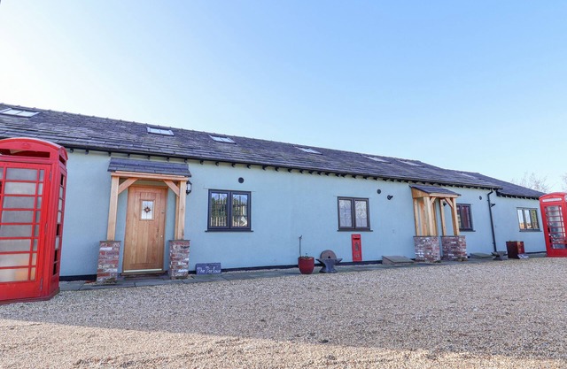THE SHIPPON, family friendly, with hot tub in Helsby