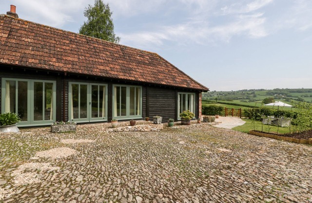 THE SHIPPON, romantic, with hot tub in Honiton
