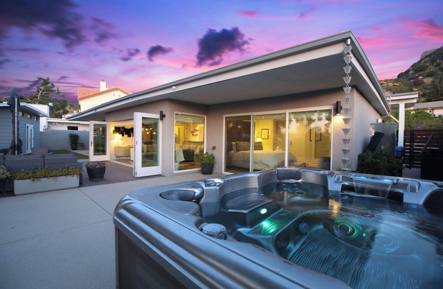 The Skyline: HOT TUB/Views/Firepit/Chic 3BR