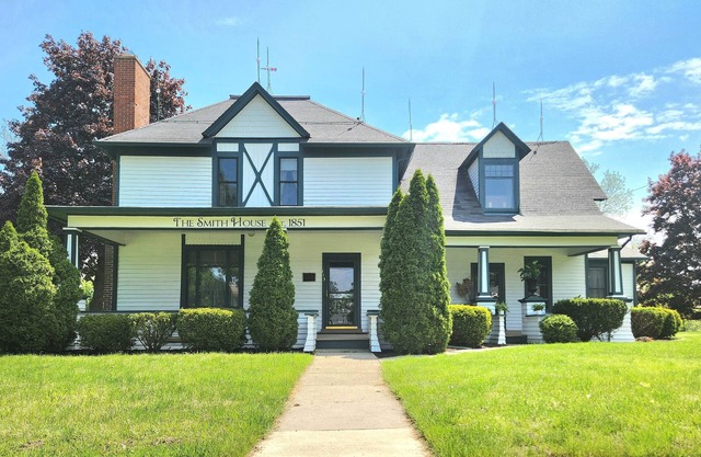 The Smith House Retreat w/HotTub, Bikes, Game/Movie Room, 10mins to Frankenmuth