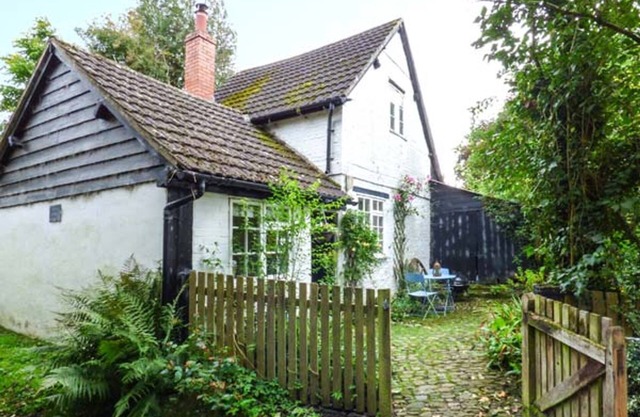 THE SMITHY, pet friendly, character holiday cottage in Yarpole