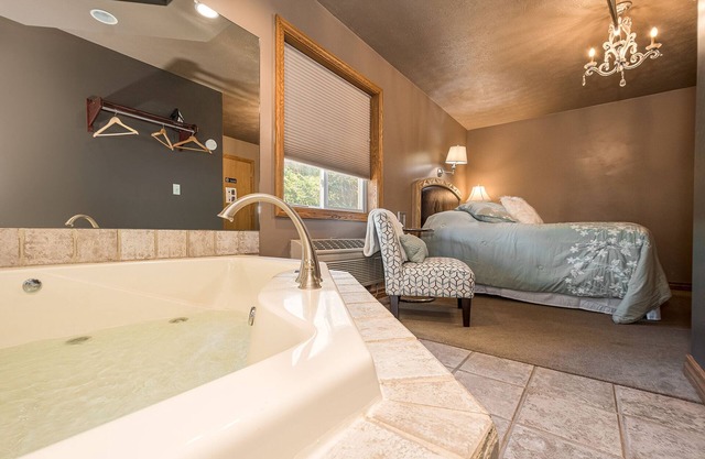 The Sophia Gallatin | Jacuzzi Tub Historic Inn Room