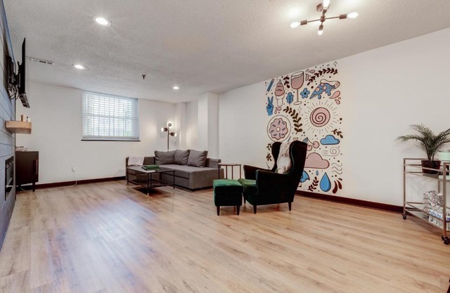 The Spruce Goose- Eclectic 2BD/1.5BA ENTIRE Condo