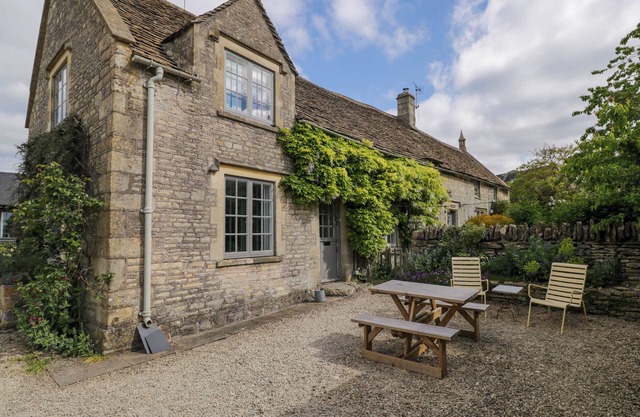 THE STABLES AT DAUBENEYS, pet friendly, with a garden in Colerne