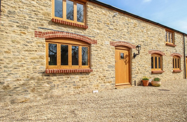 THE STABLES, BURTON BRADSTOCK, family friendly in Burton Bradstock