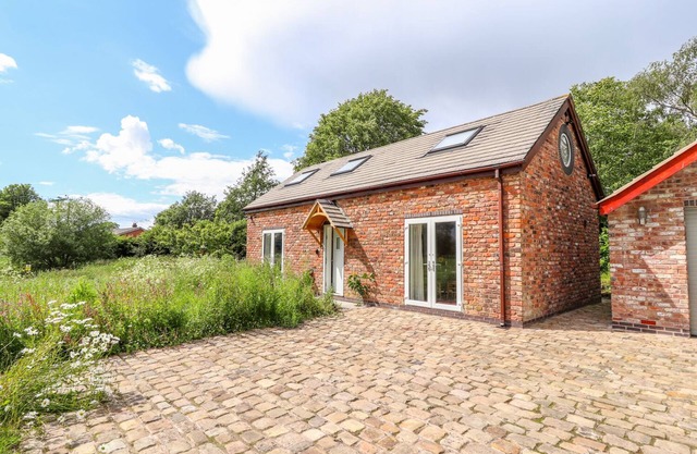 THE STABLES, family friendly, with a garden in Norley