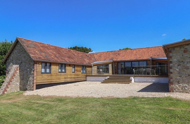 THE STABLES, family friendly, character holiday cottage in Uplyme
