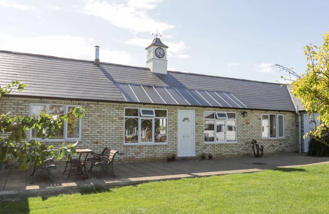 THE STABLES, family friendly, with a garden in Wicken