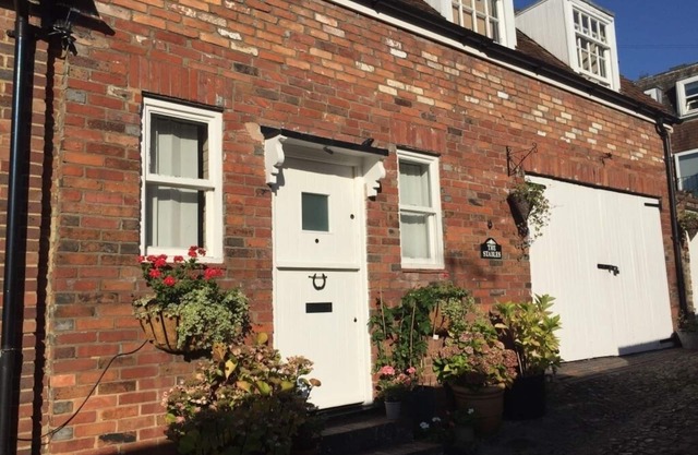 The Stables: full of character near the Pantiles with secluded courtyard garden