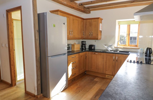 THE STABLES, pet friendly, with a garden in Little Cowarne