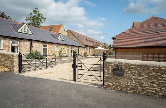 THE STABLES, pet friendly, luxury holiday cottage in Wheatley
