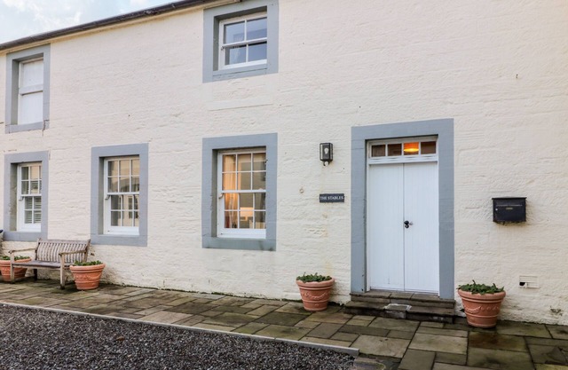 THE STABLES, romantic, with a garden in Dalswinton