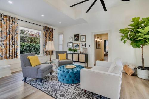 The Stanton Residence - Chic and Cozy Classic near Downtown