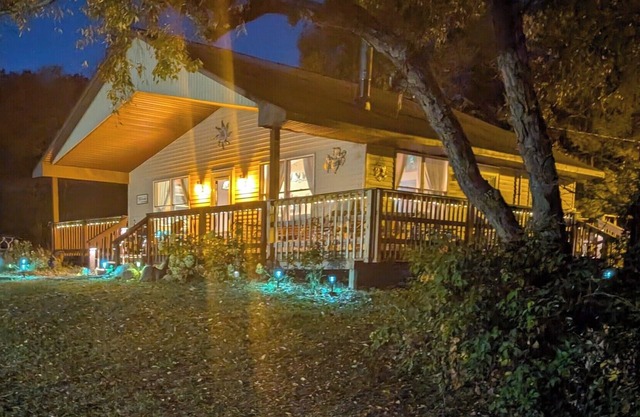 The stars are shining bright . Come and enjoy this pet friendly cabin.