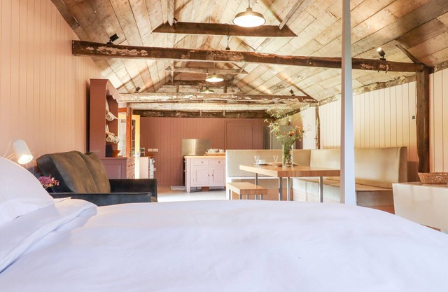THE STONE BARN, romantic, character holiday cottage in Ticehurst