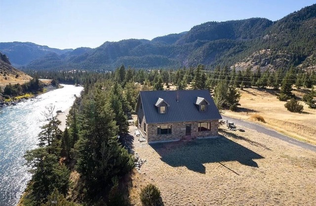 The Stonefly House- 3 bed/2.5 bath custom stone home, Yellowstone River Front
