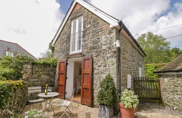 THE STUDIO, pet friendly, character holiday cottage in Shaftesbury