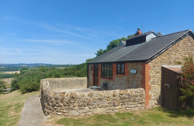 THE STY, pet friendly, with a garden in Bridport