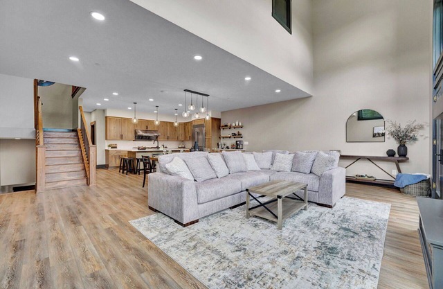 The Summit-BRAND NEW-3 king suites and Hot Tub and Sauna