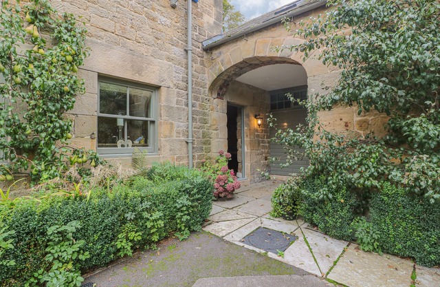 THE TACK ROOM COTTAGE, pet friendly, with a garden in Ashover