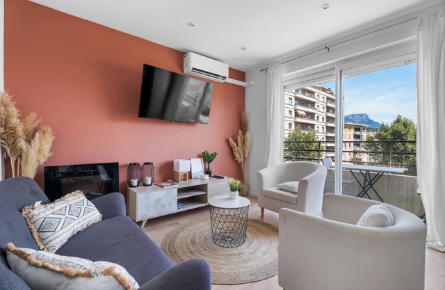 The Terra-Cota at 10" Station-port-beach 3 quiet private bedrooms with WIFI