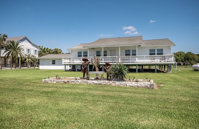 "THE TEXICAN" - Beautiful, Waterfront Home on Caney Creek