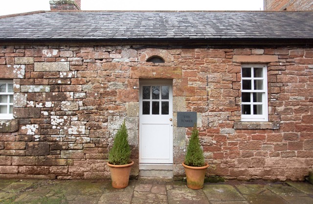 THE TOWER, character holiday cottage, with a garden in Longtown