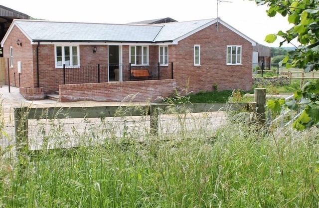 THE TRACTOR SHED, pet friendly, with a garden in Shaftesbury